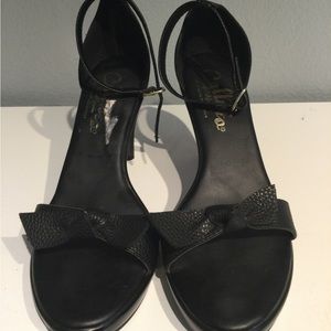 Callisto black heeled sandal with bow ankle strap very cushioned NWOB